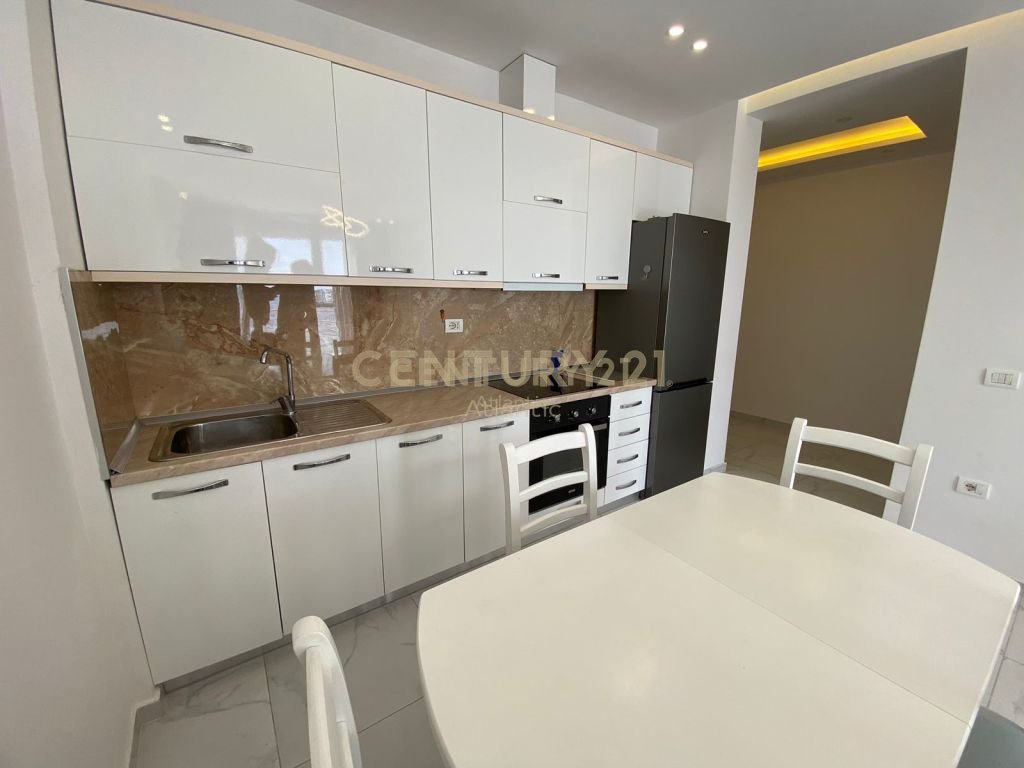 JEPET ME QIRA APARTAMENT 2+1 VIJE E PARE ME DETIN , PLAZH RROTA KUQE !