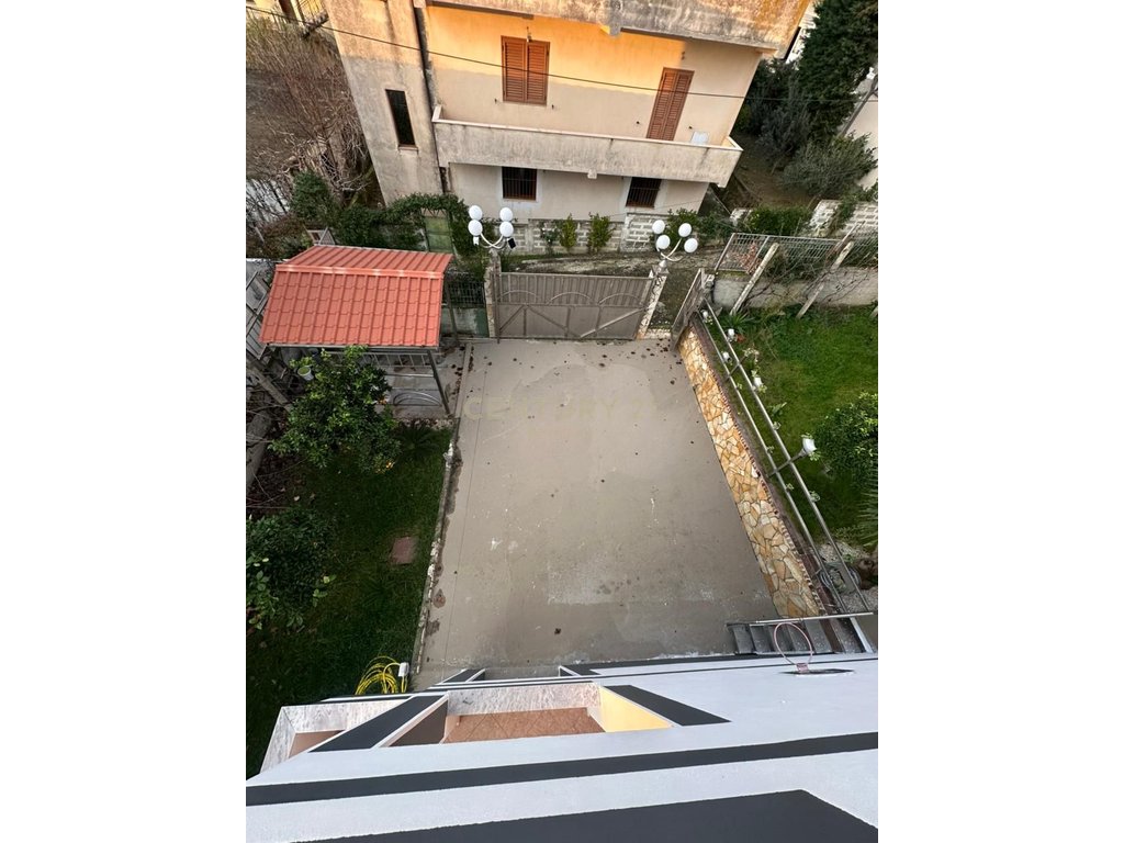 Vilë për Shitje në Arapaj