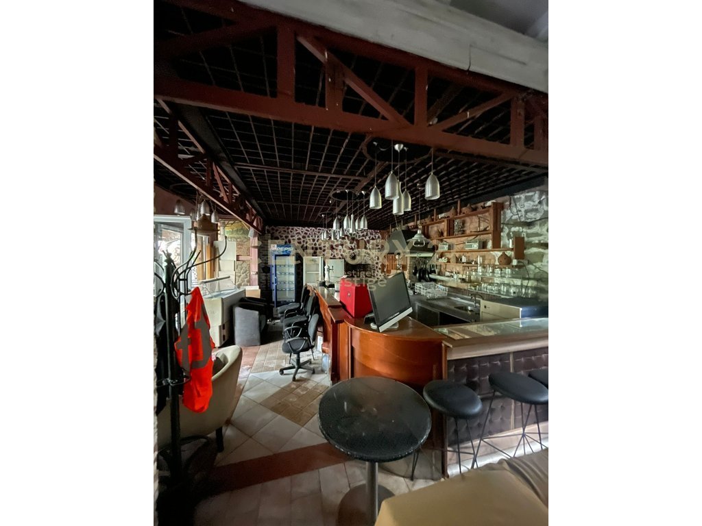BAR-RESTORANT ME QIRA, VENDOSUR TEK RRETH-RROTULLIMI I SHKOZES!