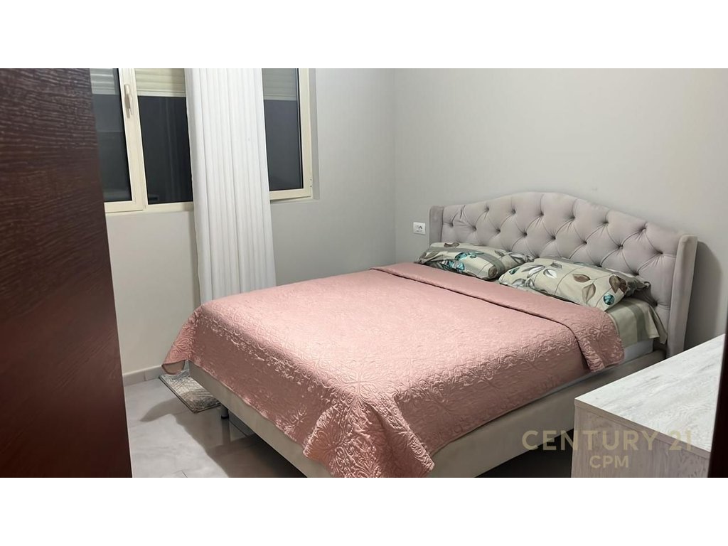 Jepet me qira shtëpi private me oborr në Tiranë, zona Saukut, “Te Pamja”.