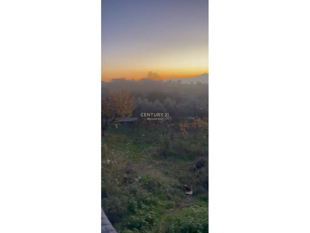 SHITET 950m2 TOKE NE ZONEN E FARKES SE VOGEL NE RRUGE KRYESORE