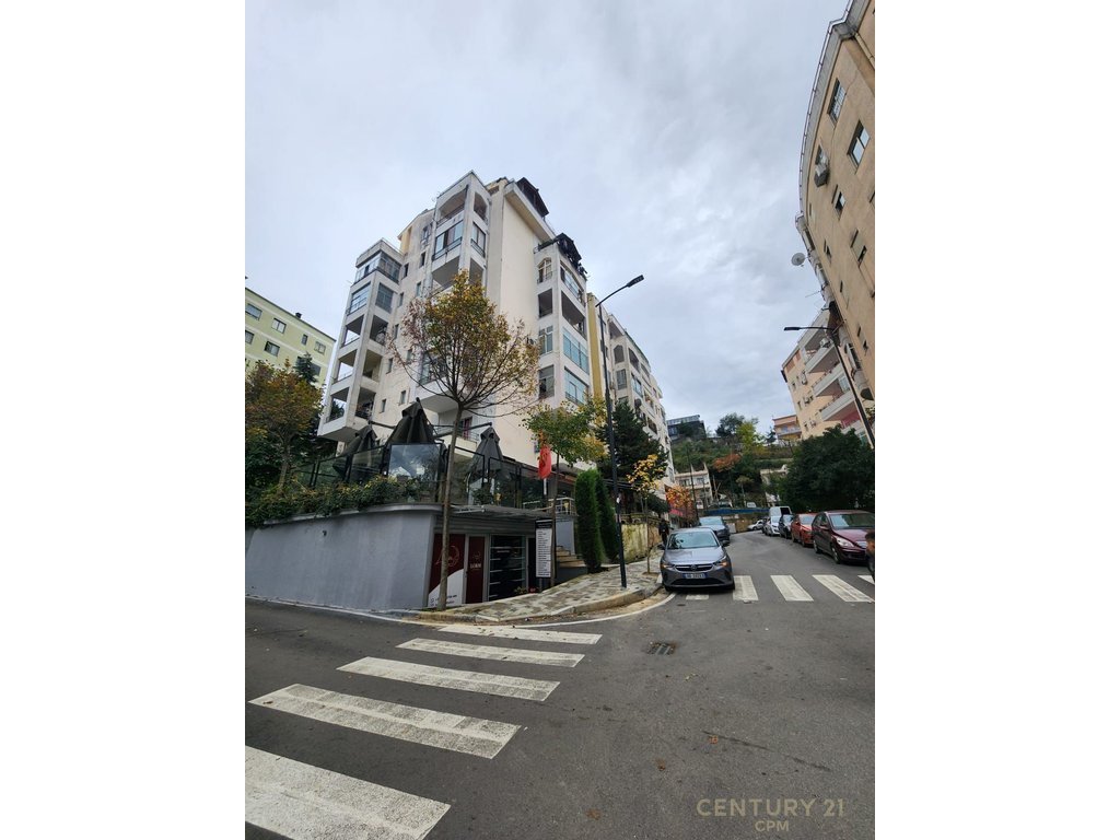 Dyqan per shitje ne Fresk tek shkolla 17 shkurti 100000€ | 48 m²