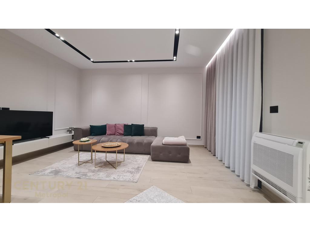 OFROJ PER QIRA APARTAMENT LUKSOZ 1+1 ME PARKIM, PRANE QENDRES TREGETARE TEG!