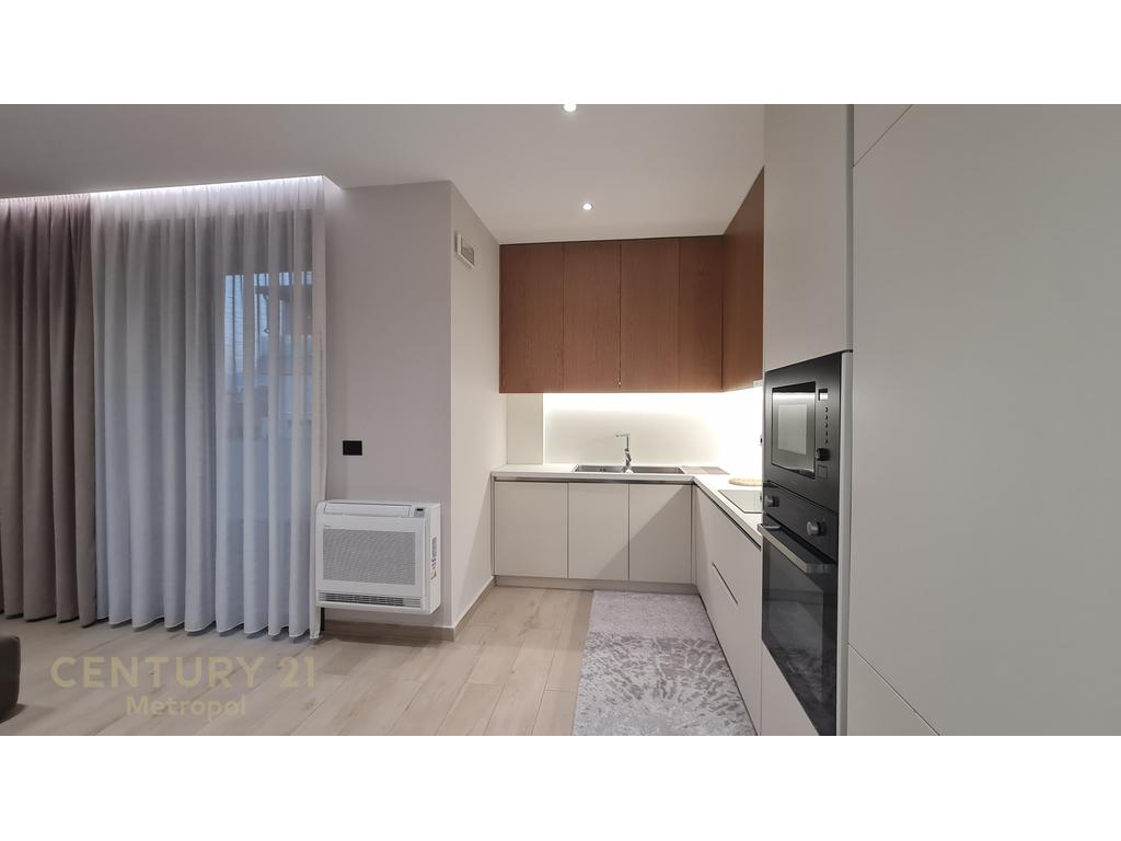 OFROJ PER QIRA APARTAMENT LUKSOZ 1+1 ME PARKIM, PRANE QENDRES TREGETARE TEG!