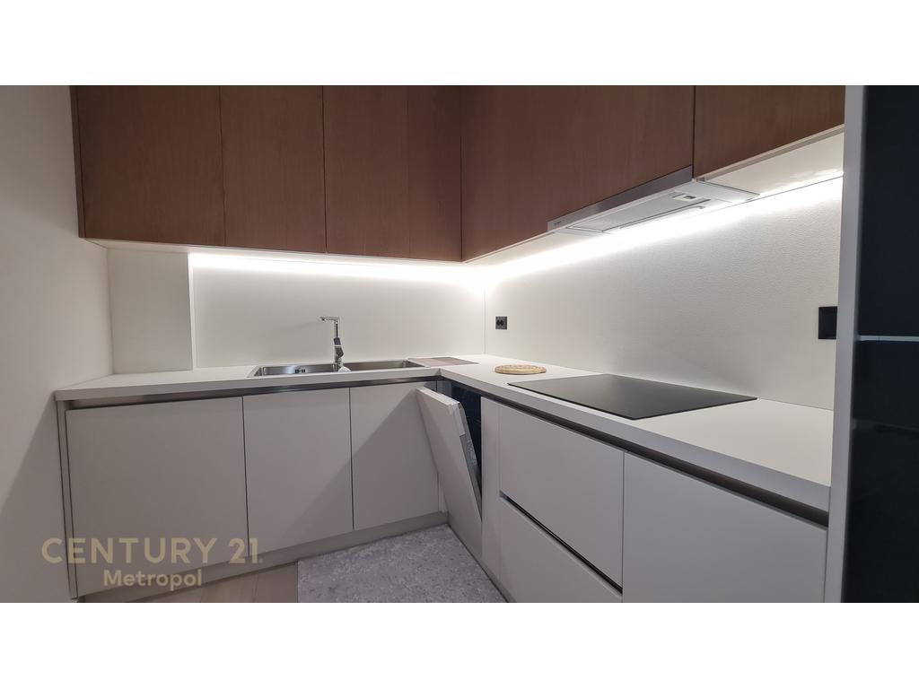 OFROJ PER QIRA APARTAMENT LUKSOZ 1+1 ME PARKIM, PRANE QENDRES TREGETARE TEG!