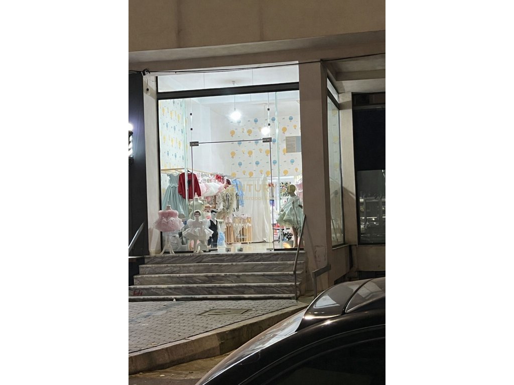 Shitet ambjent biznesi në Yzberisht, pranë Fitness Unik