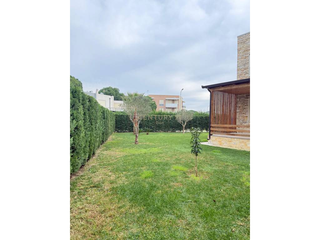 Apartament 2+1me Oborr 266 m2  për Shitje në Gjirin e Lalzit, Durrës !