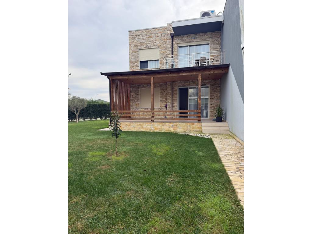 Apartament 2+1me Oborr 266 m2  për Shitje në Gjirin e Lalzit, Durrës !