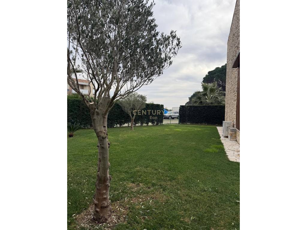 Apartament 2+1me Oborr 266 m2  për Shitje në Gjirin e Lalzit, Durrës !