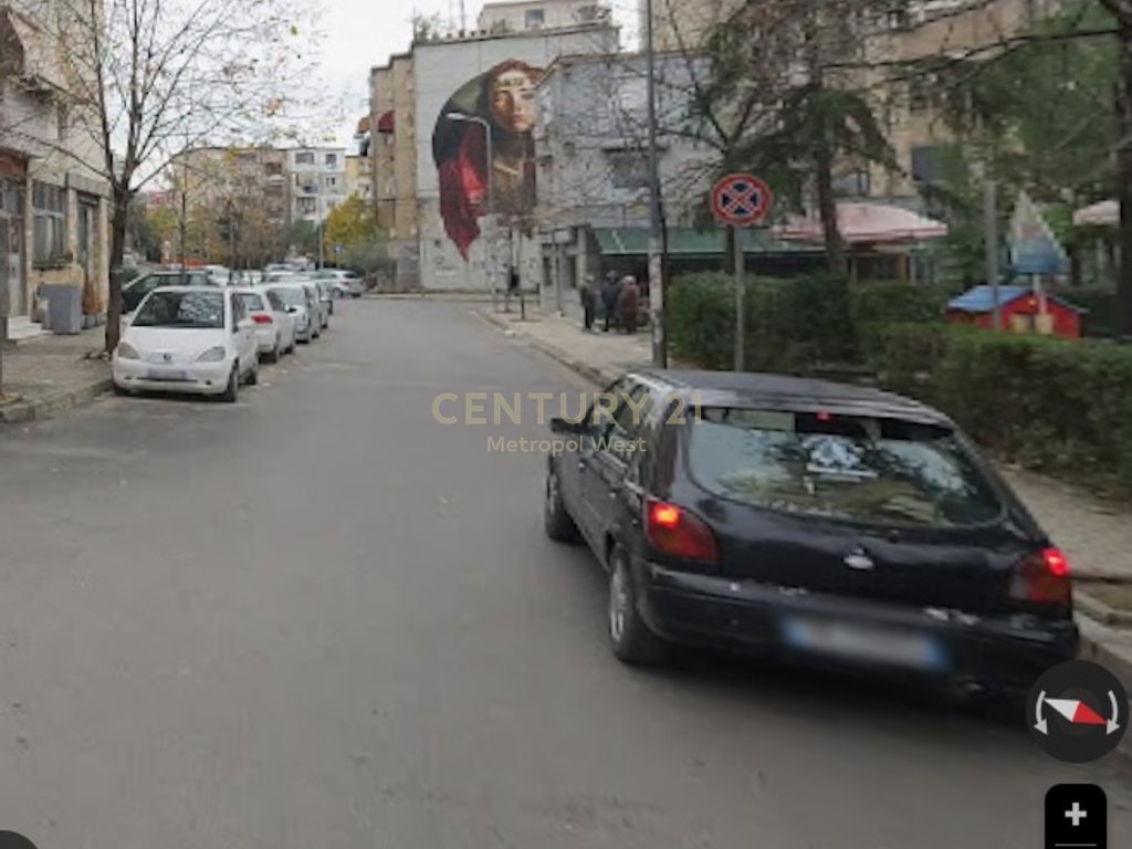 Shitet Ambient 85 m² në Katin përdhe në Rrugën Irfan Tomini me Parkim!