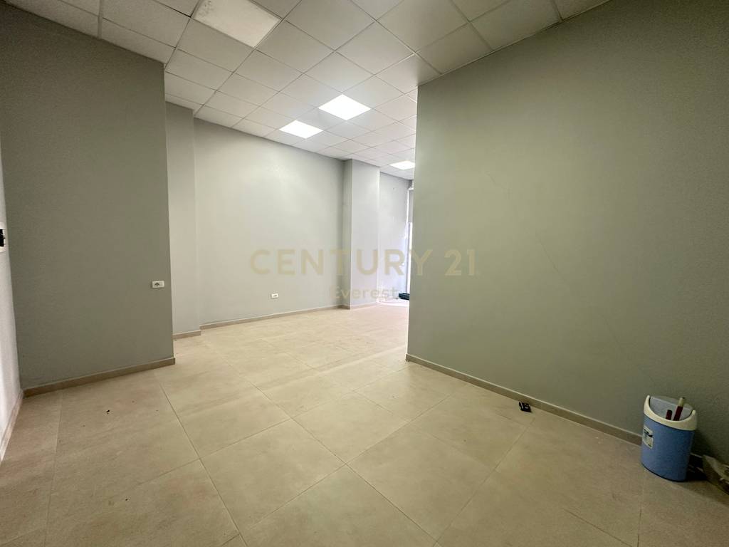 Ambient Komercial 1+1 Me Qira në Astir, Tiranë