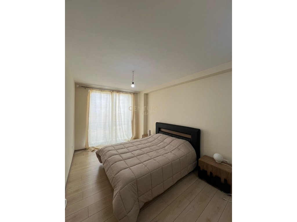 JEPET ME QIRA APARTAMENT PËR ZYRA OSE BANIM + POST PARKIMI, TEK KRYQËZIMI I FARMACISË 10!!