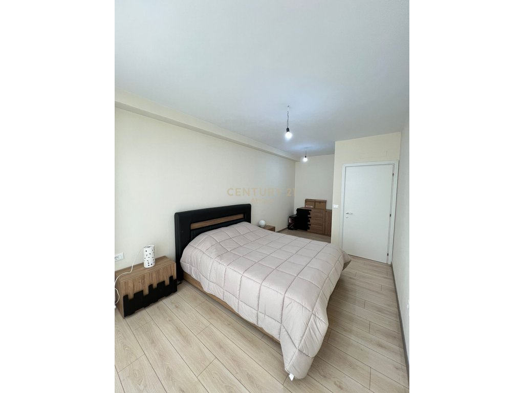 JEPET ME QIRA APARTAMENT PËR ZYRA OSE BANIM + POST PARKIMI, TEK KRYQËZIMI I FARMACISË 10!!