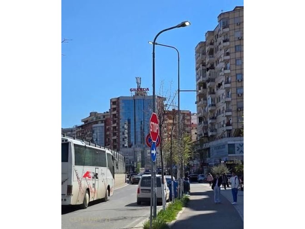Jepet per qira ambien Komercial , unaza e re Teodor Keko