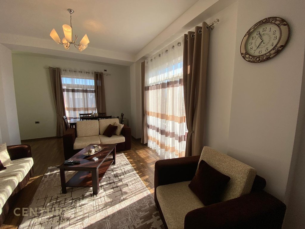 Shitet apartament 2+1+2+Parking, Liqeni i Thatë, pranë Hotel Radisson.