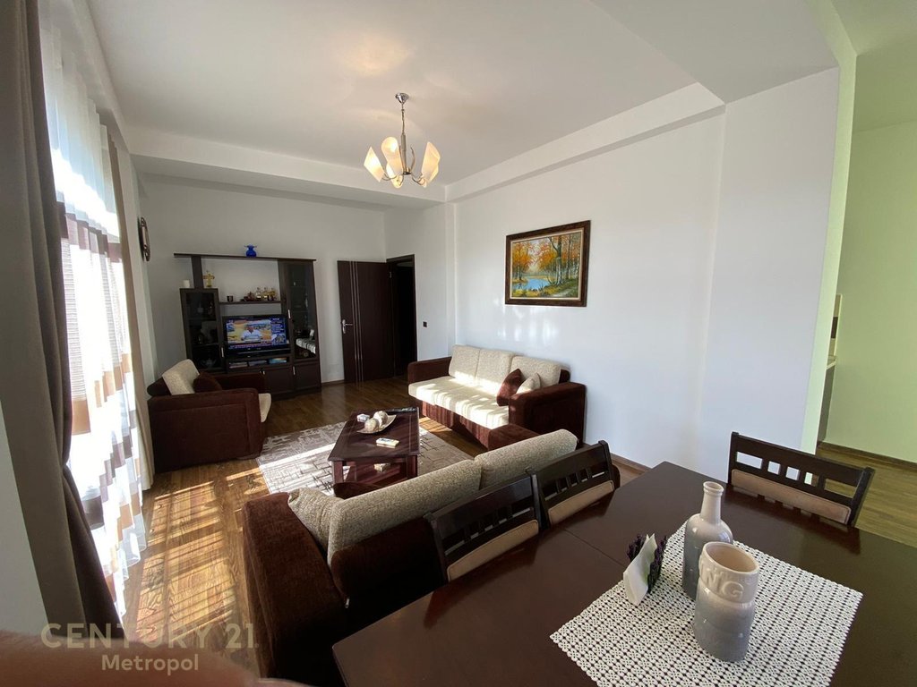 Shitet apartament 2+1+2+Parking, Liqeni i Thatë, pranë Hotel Radisson.