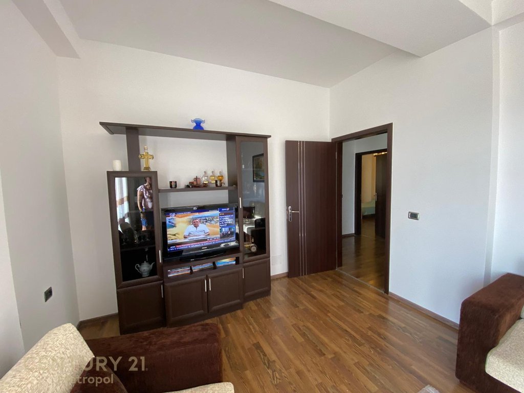 Shitet apartament 2+1+2+Parking, Liqeni i Thatë, pranë Hotel Radisson.