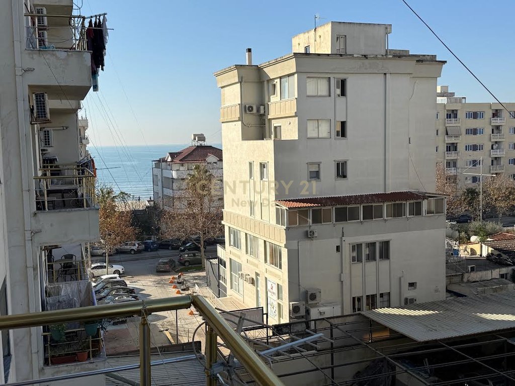 Apartament 1+1 në shitje në Plazh, Durrës, te Rrota e Kuqe