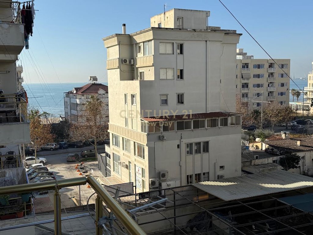 Apartament 1+1 në shitje në Plazh, Durrës, te Rrota e Kuqe