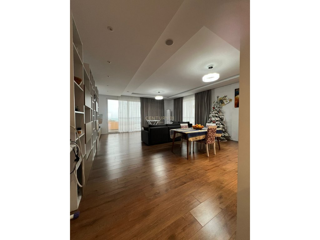 LUKS DHE PANORAMË NGA DETI – APARTAMENT 264 m², KATI I FUNDIT,VLORË!!!