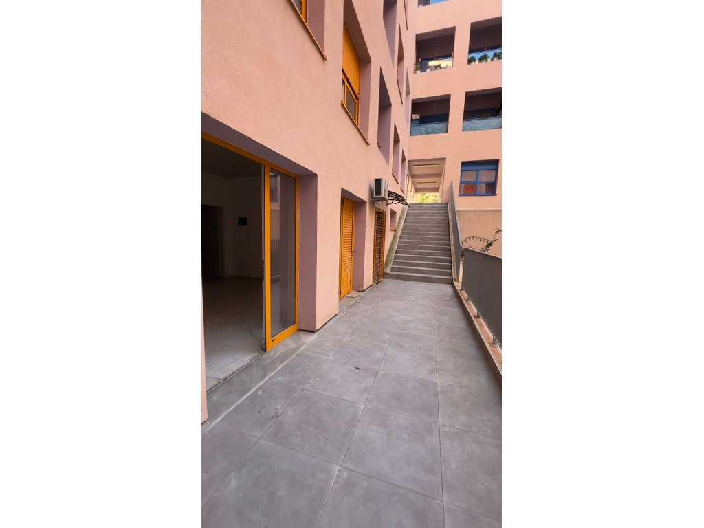 Ambient Komercial  Me Qira në Ali Demi Tek Kompleksi Mangalem, Tiranë
