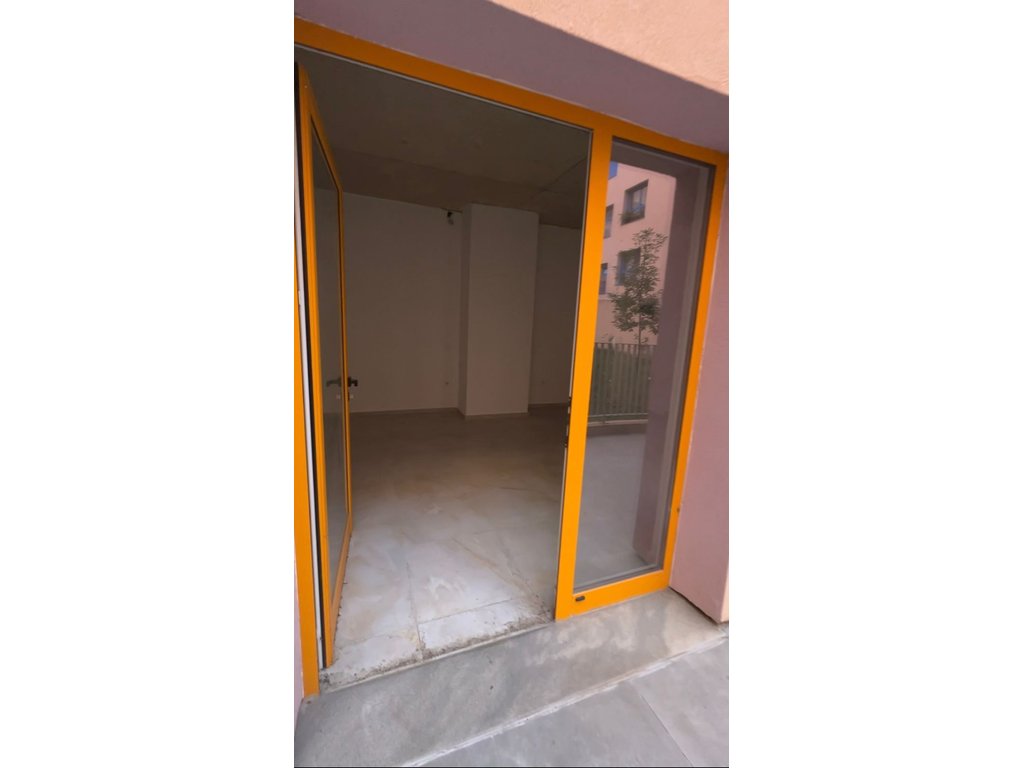 Ambient Komercial  Me Qira në Ali Demi Tek Kompleksi Mangalem, Tiranë