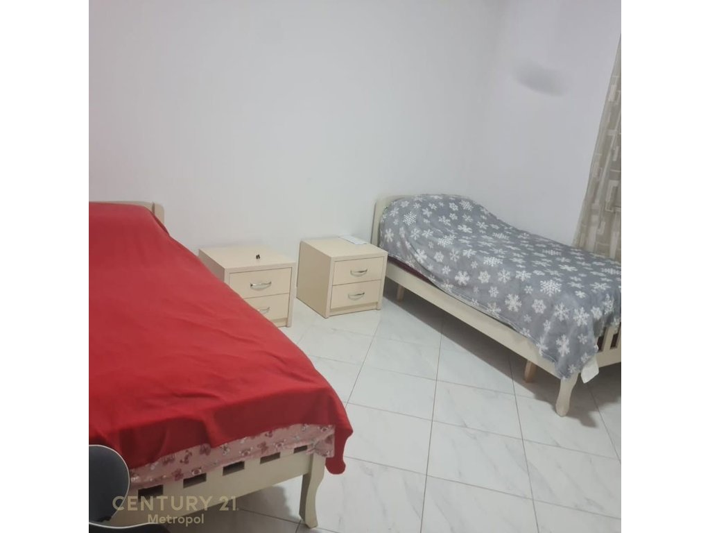 Shitet kati 1-re i nje vile ne zonen e Selitës  dhe njesi biznesi ne -1
Mundesi ideale Projektimi ne dy apartamente Dupleks
