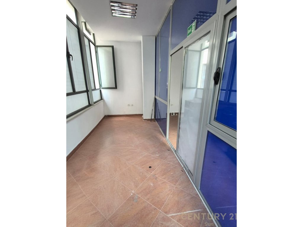 Jepet me qera zyre 90 m² te ish ekspozita!