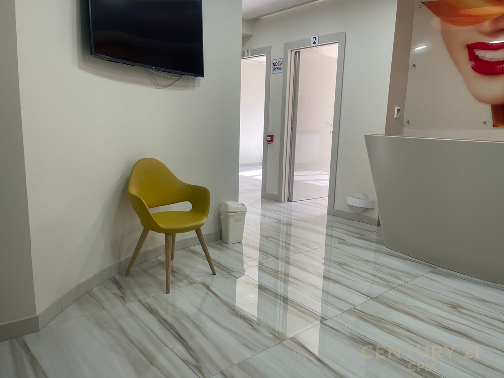 Ambient Modern + Post Parkimi për Klinikë me Qira në Ish Bllok