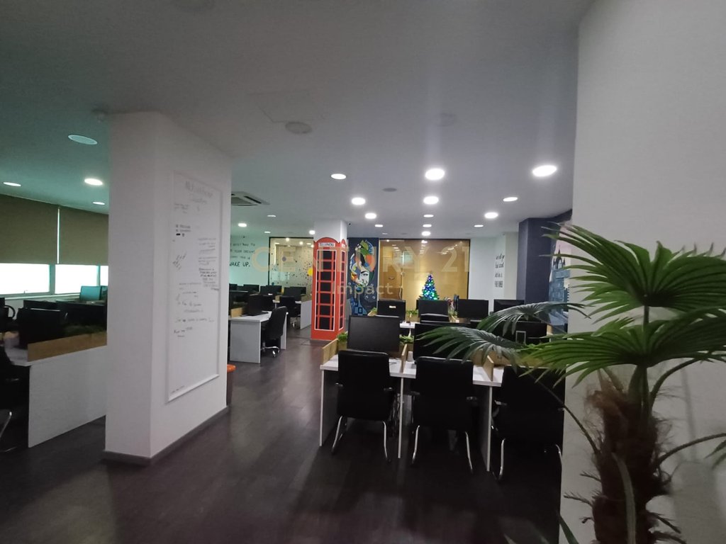 Ambient Komercial Për Shitje Tek Condor Center, Tiranë !
