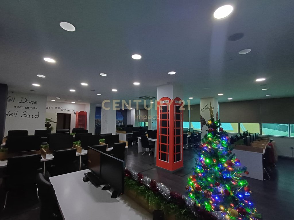 Ambient Komercial Për Shitje Tek Condor Center, Tiranë !