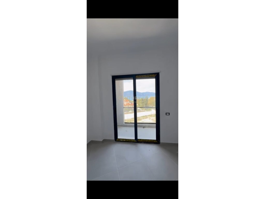 Shitet apartament 1+1 ne Radhime me pamje nga deti!