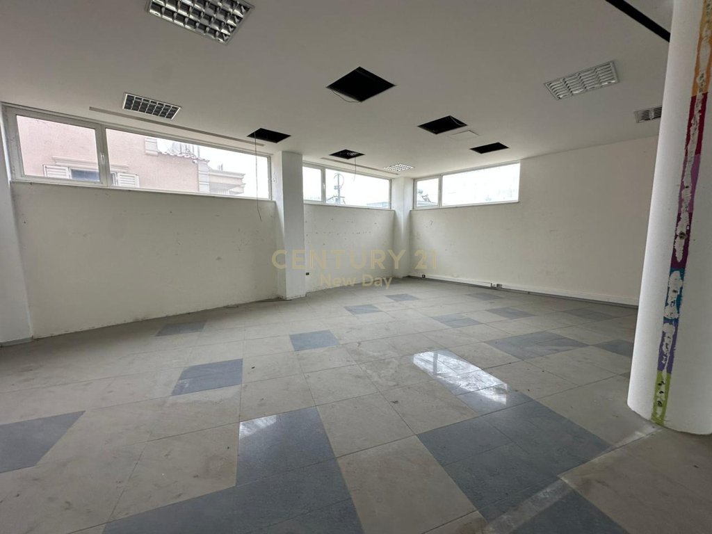 Shitet Godinë Multifunksionale ne Kenete Durrës - 800000€ | 800 m²