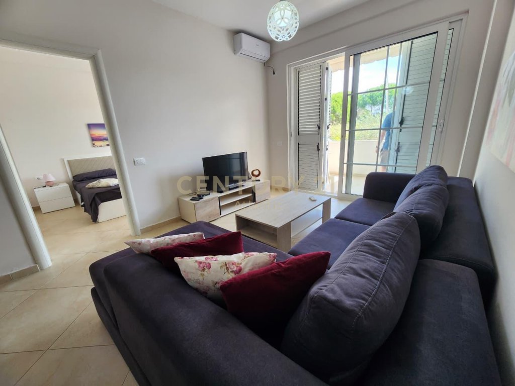Shitet apartament 1+1 në kompleksin turistik-rezidencial Lura 3, Gjiri i Lalëzit.