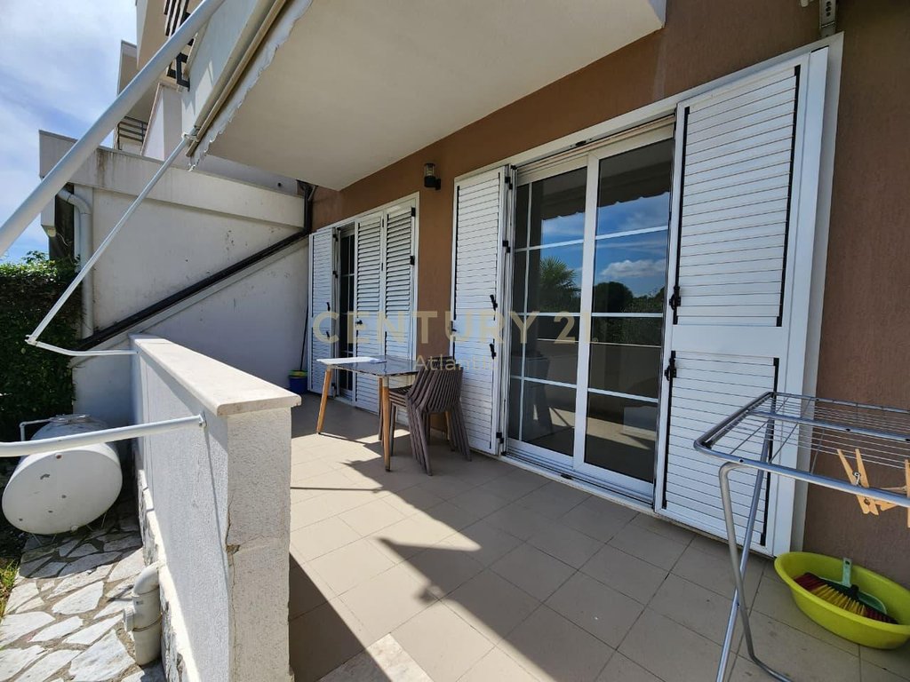 Shitet apartament 1+1 në kompleksin turistik-rezidencial Lura 3, Gjiri i Lalëzit.