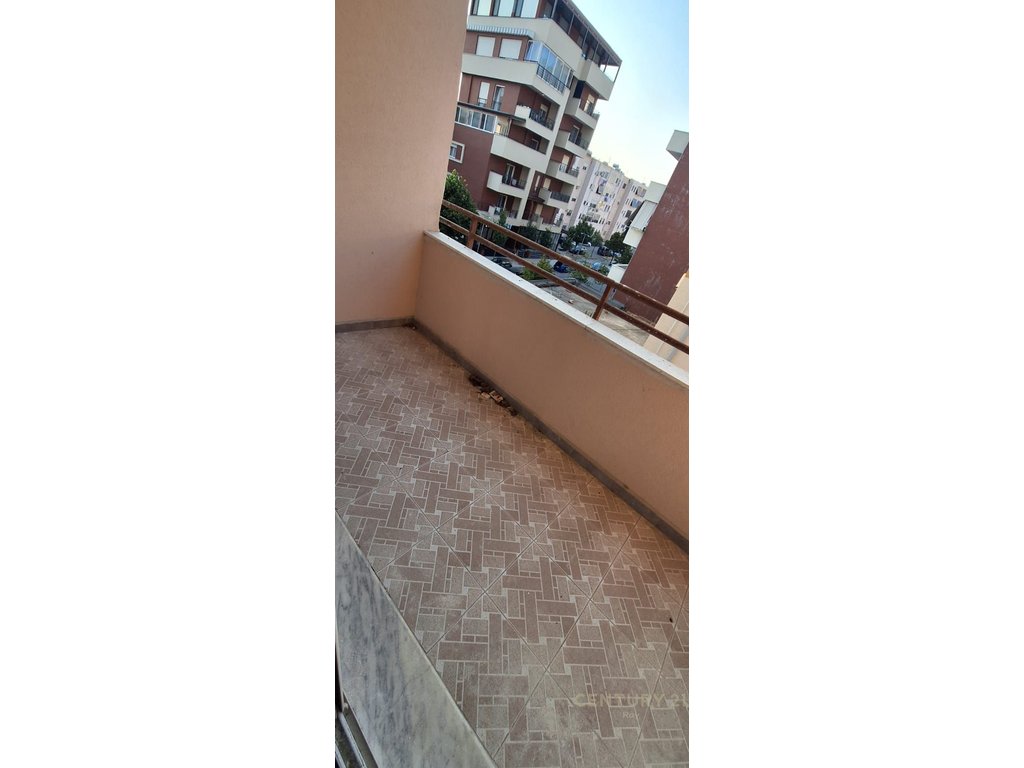 APARTAMENT 2+2B+2T PER SHITJE PRANE STADIUMIT NE DURRES.