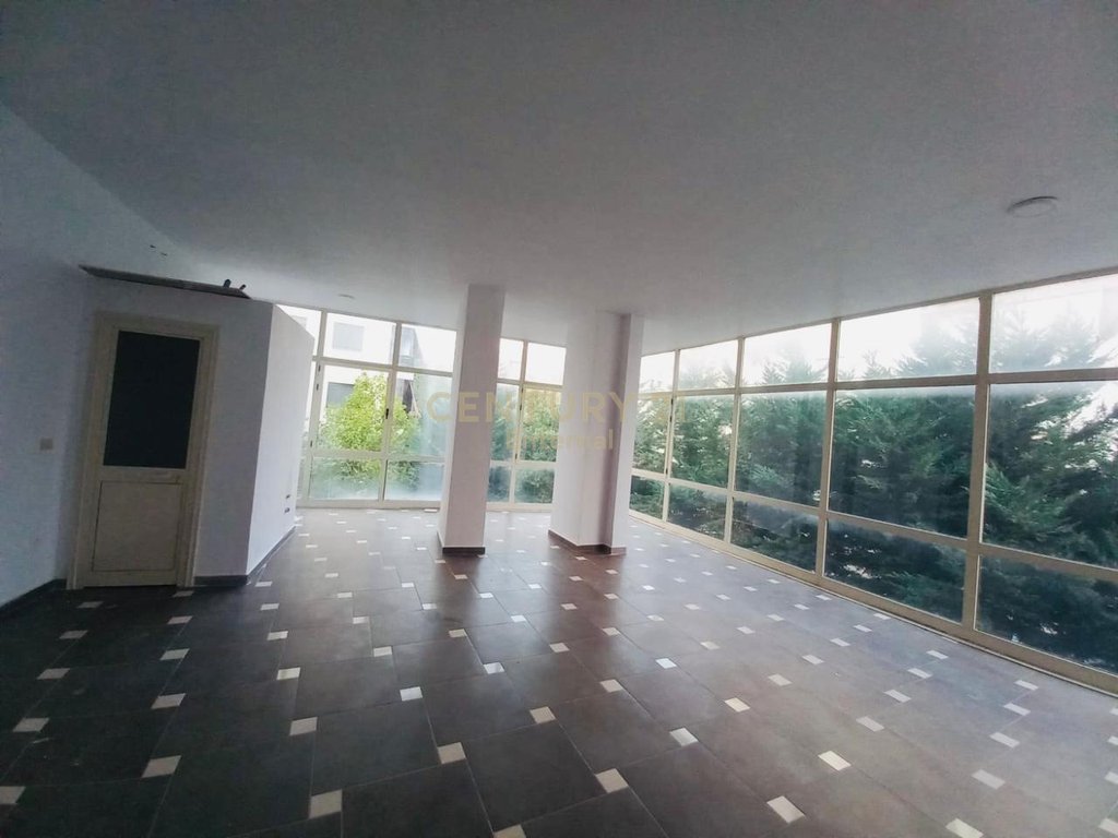 Ambient Komercial Me Qira në Astir