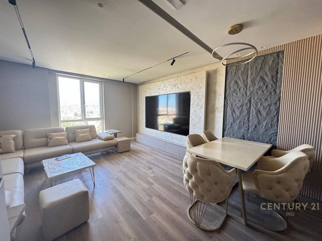 Apartament 2+1+2 per shitje tek Shkolla e Bashkuar!