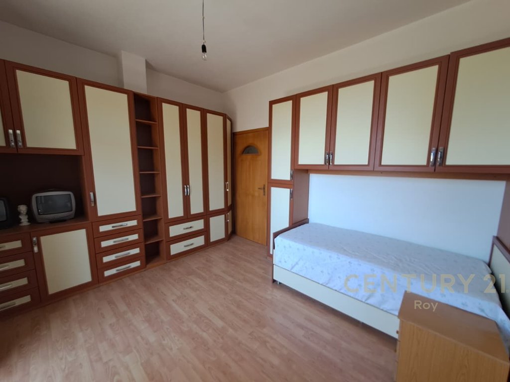 Vilë 4 Kateshe Me Perberje 7+3 per Shitje në Shijak - 200000€ !!..