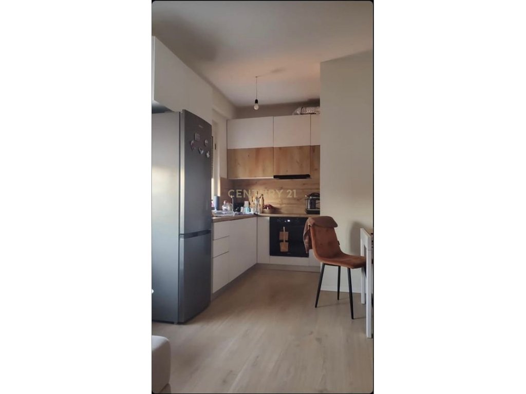SHITET APARTAMENT 2+1 KOMPLEKSI ROTONDO FULL PAMJE DETI PLEPA !