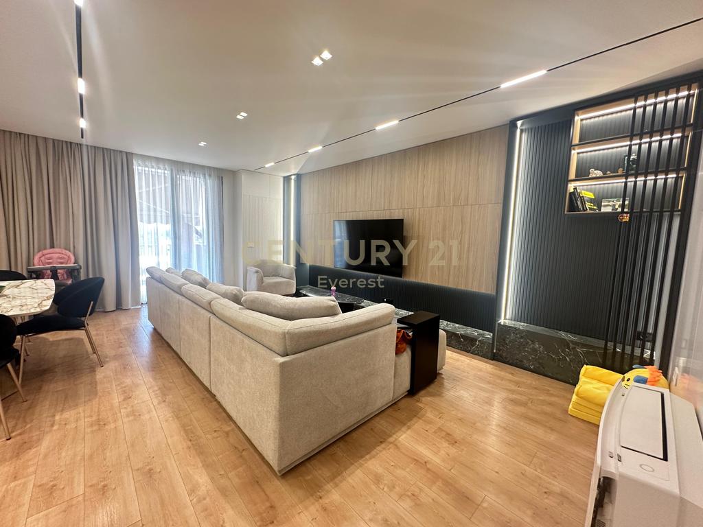 VET HOSPITAL, SHESIM APARTAMENT 2+1+2