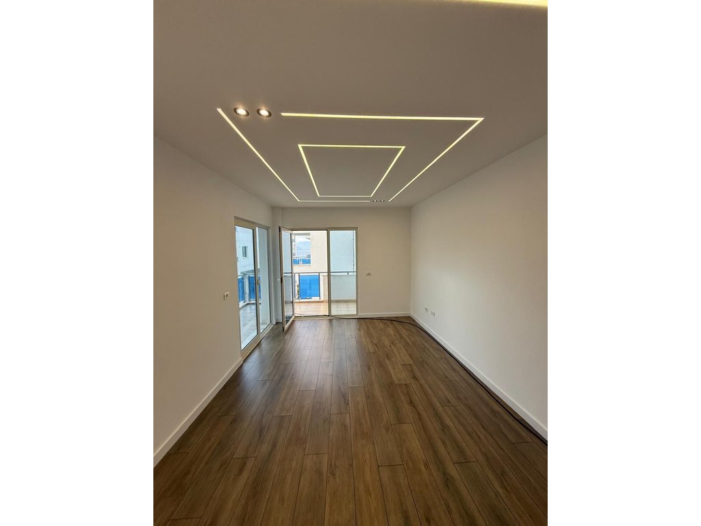 Shitet apartament 1+1 në Tushemisht, Pogradec – me pamje nga liqeni