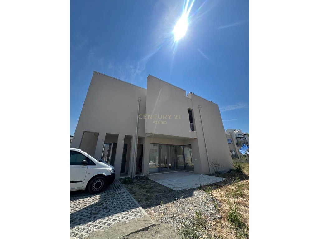 JEPET ME QIRA VILË NË RESIDENCËN "GREEN VALLEY" + 2 POSTE PARKIMI
