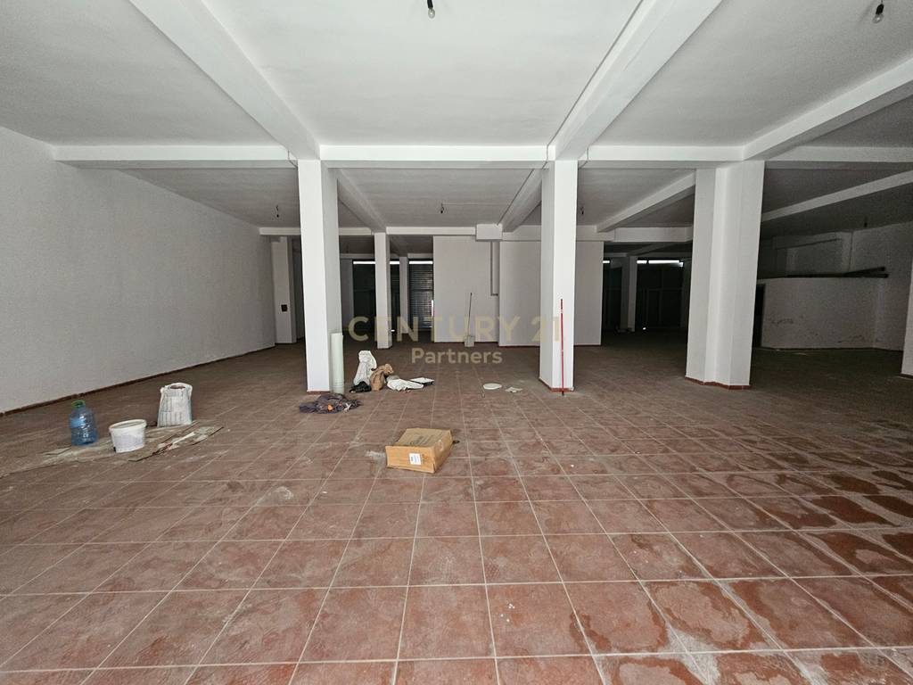 Okazion! Shesim Ambient Komercial 818m2 me 1300 euro/m2 , Yzberish! + 3 poste parkimi te perfshira ne cmim!