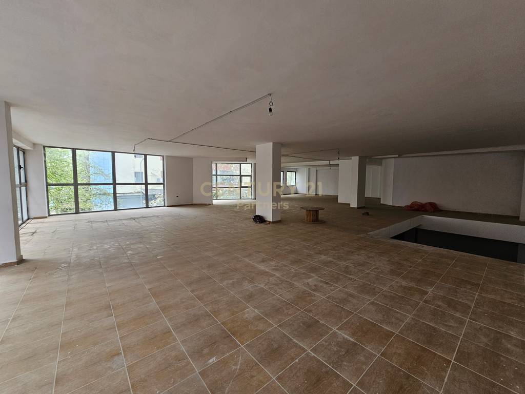 Okazion! Shesim Ambient Komercial 818m2 me 1300 euro/m2 , Yzberish! + 3 poste parkimi te perfshira ne cmim!