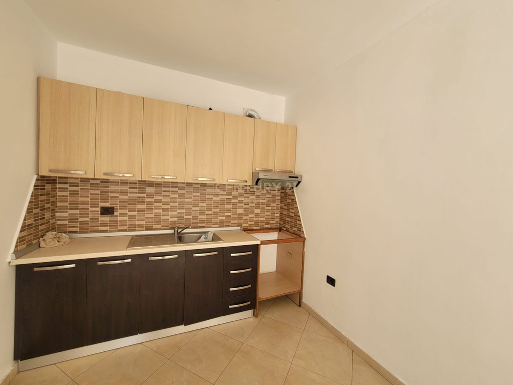 Apartament 3+1+2 tualete . Ne Fresk 200 m mbi restorant FRESKU