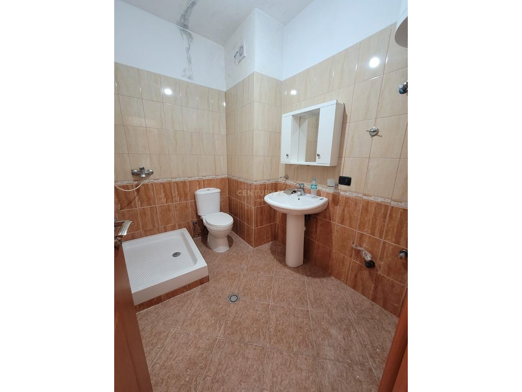 Apartament 3+1+2 tualete . Ne Fresk 200 m mbi restorant FRESKU