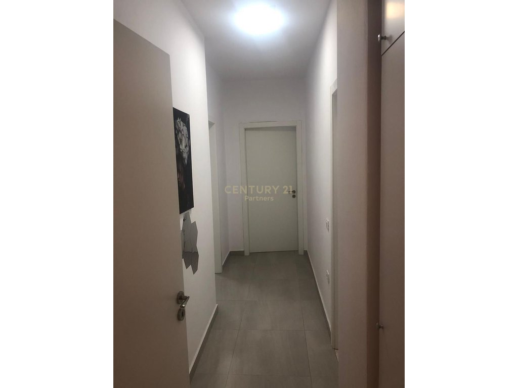 SHITET APARTAMENT 3+1+2 TEK RRUGA E DIBRES