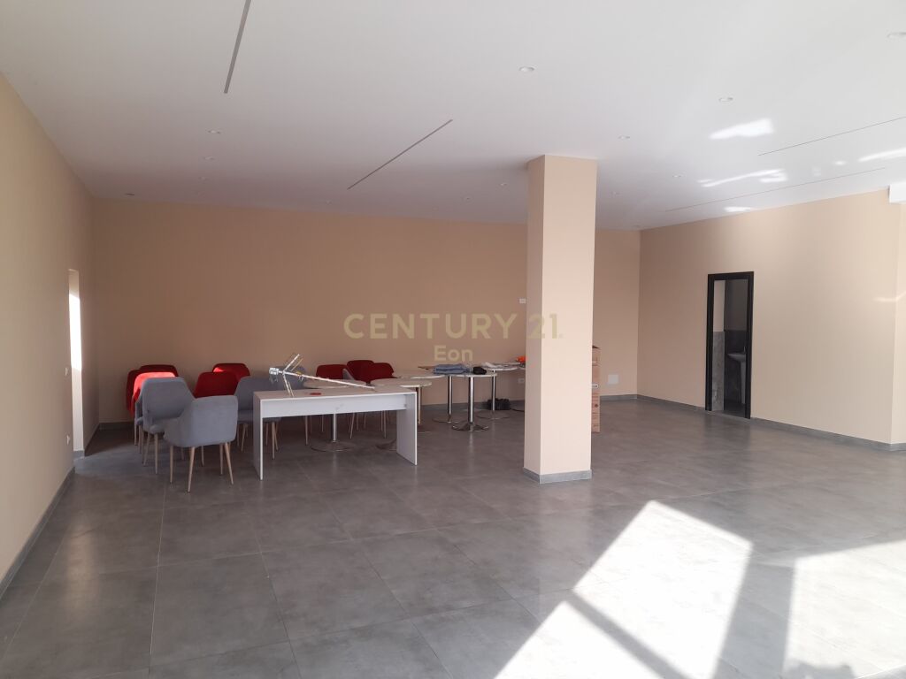 Jepet me qira ambient biznesi  në Ish këneta, Durrës!