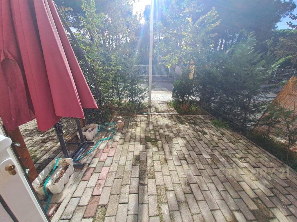 SHITEN 4 DUPLEKSE NE GOLEM  TE PISHAT E BUTA !